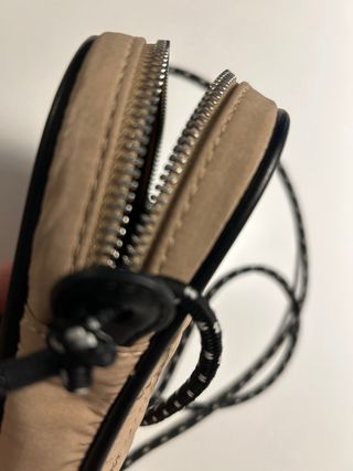 Bolso pequeño bandolera beige y negro