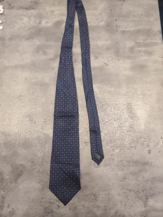 Corbata de seda estampada azul y roja