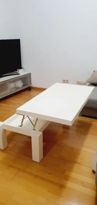 Mesa,sillas y mesa pequeña elevable. Madera maciza