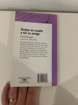 Ámbar en Cuarto y Sin Su Amigo