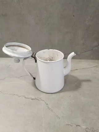 Tetera antigua blanca esmaltada