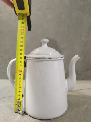 Tetera antigua blanca esmaltada
