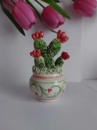 Vasetto con piantina cactus decorativo