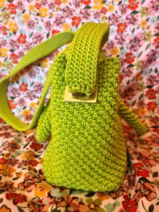 Borsa uncinetto  verde acido e dettagli oro