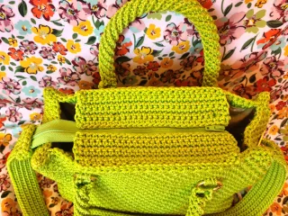 Borsa uncinetto  verde acido e dettagli oro