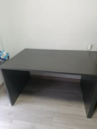 Mesa de oficina gris grafito.