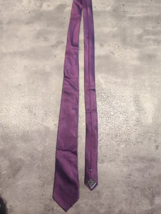 Corbata morada con textura