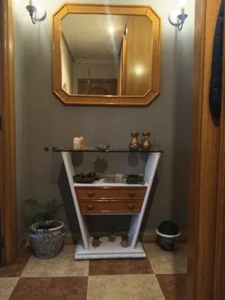 Mueble de recibidor con cristal y madera