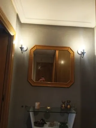 Mueble de recibidor con cristal y madera