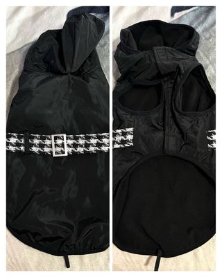Chaqueta negra con cinturón para mascota.