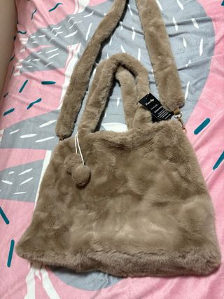 Bolso suave beige de pelo sintético