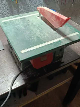 Sierra circular de mesa verde