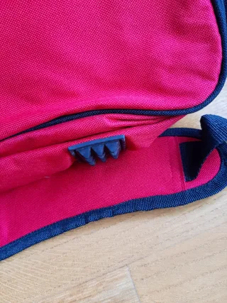 Maletín portátil y documentos rojo.