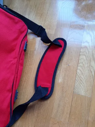 Maletín portátil y documentos rojo.