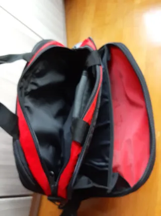 Maletín portátil y documentos rojo.