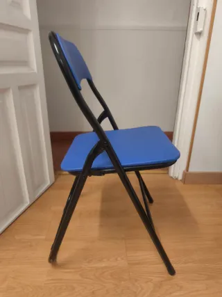 Silla plegable azul y negra