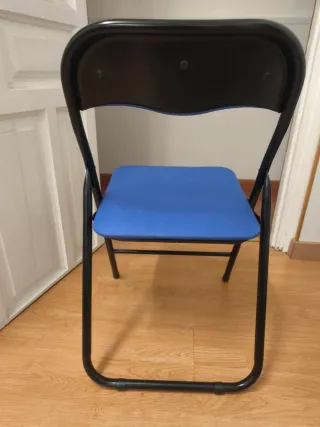 Silla plegable azul y negra