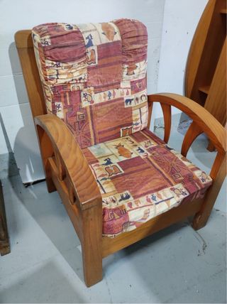 Butaca de madera maciza, ancha y cómoda