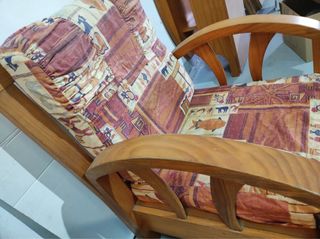 Butaca de madera maciza, ancha y cómoda