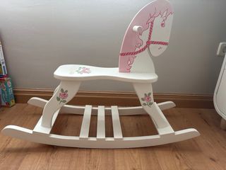 Caballo balancín de madera con flores