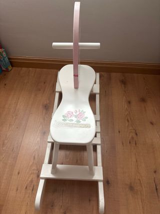 Caballo balancín de madera con flores