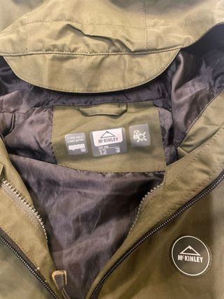 Chaqueta de esquí verde con capucha