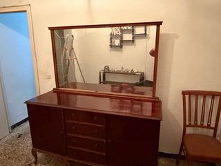Mueble antiguo con espejo