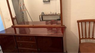 Mueble antiguo con espejo