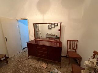 Mueble antiguo con espejo