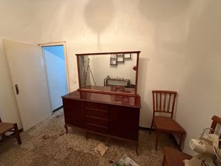 Mueble antiguo con espejo