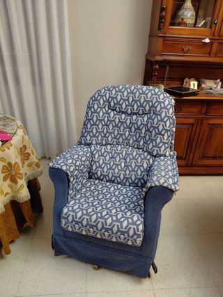 Sillón de tela azul y blanco