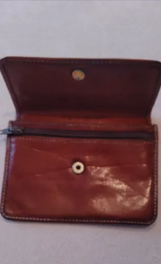 Monedero de piel vintage marrón.