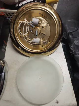 Lámpara de techo dorada con pantalla