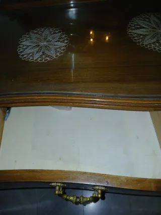 Cómoda antigua espejo y tiradores dorados-en Alcoy