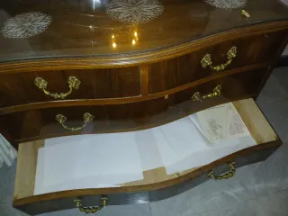 Cómoda antigua espejo y tiradores dorados-en Alcoy