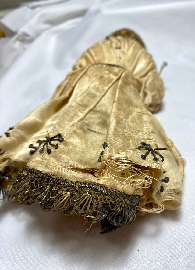 Imagen antigua de terracota con vestidura de seda