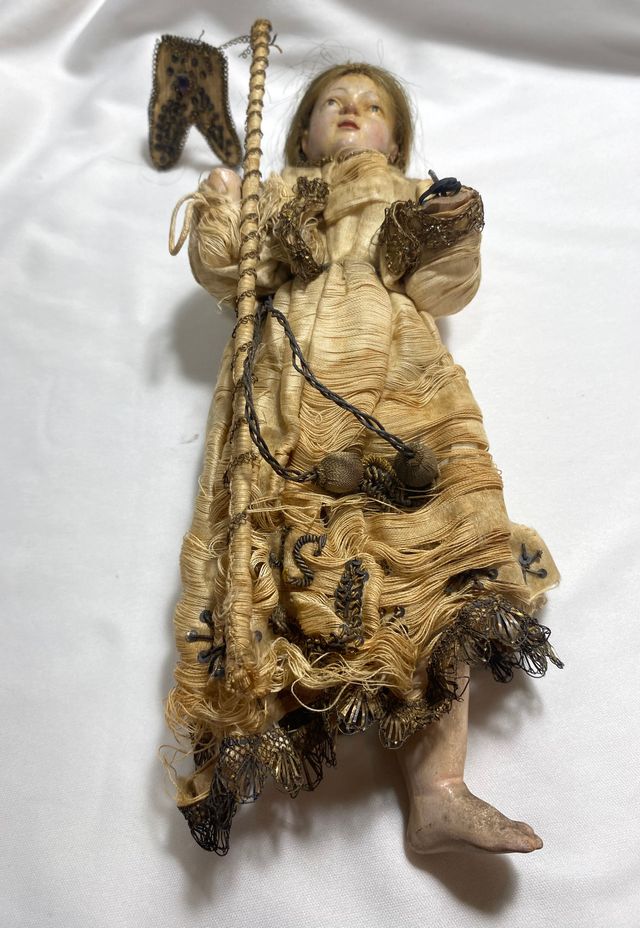 Imagen antigua de terracota con vestidura de seda