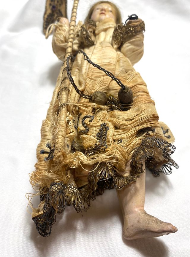 Imagen antigua de terracota con vestidura de seda