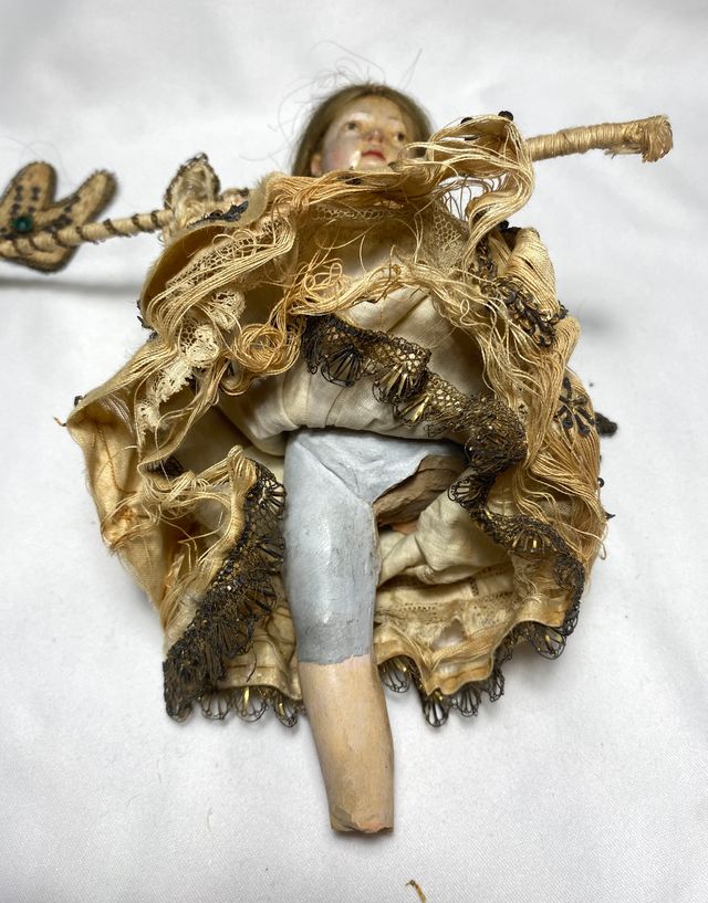 Imagen antigua de terracota con vestidura de seda