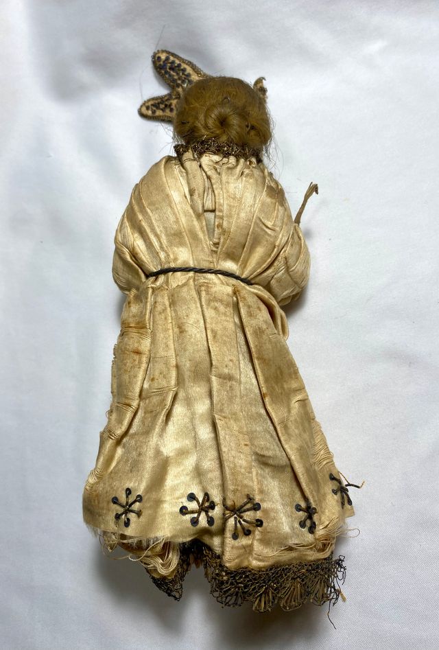 Imagen antigua de terracota con vestidura de seda