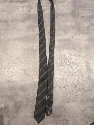 Corbata negra con rayas plateadas