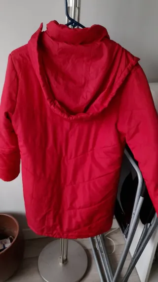 Abrigo plumífero rojo