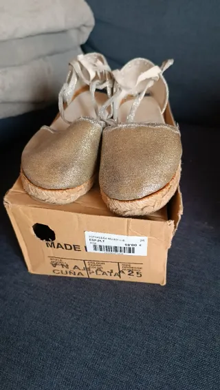 Zapatillas fallera niña doradas y plateadas