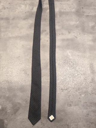 Corbata negra con lunares blancos