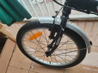 Bicicleta pieghevole nera per la vita urbana