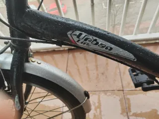 Bicicleta pieghevole nera per la vita urbana