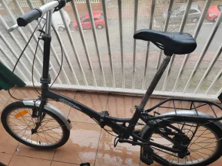 Bicicleta pieghevole nera per la vita urbana