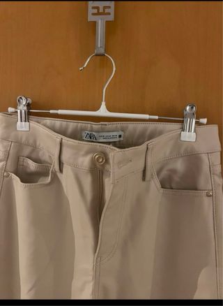 Pantalón polipiel beige Zara