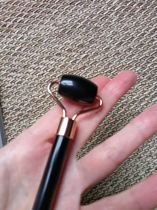 Rodillo Facial Obsidiana Negro y oro rosa
