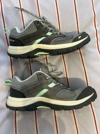 Zapatos trekking Decathlon grises y verdes